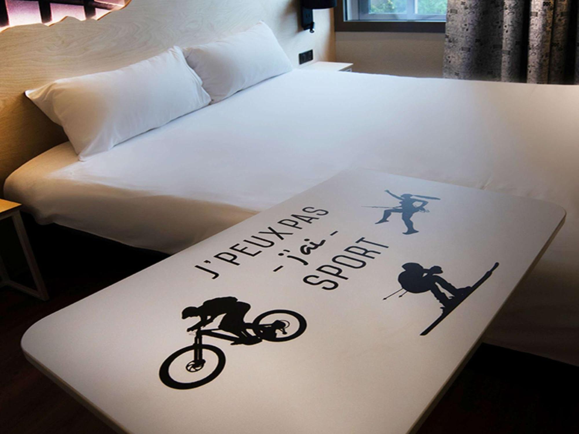Отель Ibis Styles Clermont-Ferrand Aeroport Экстерьер фото