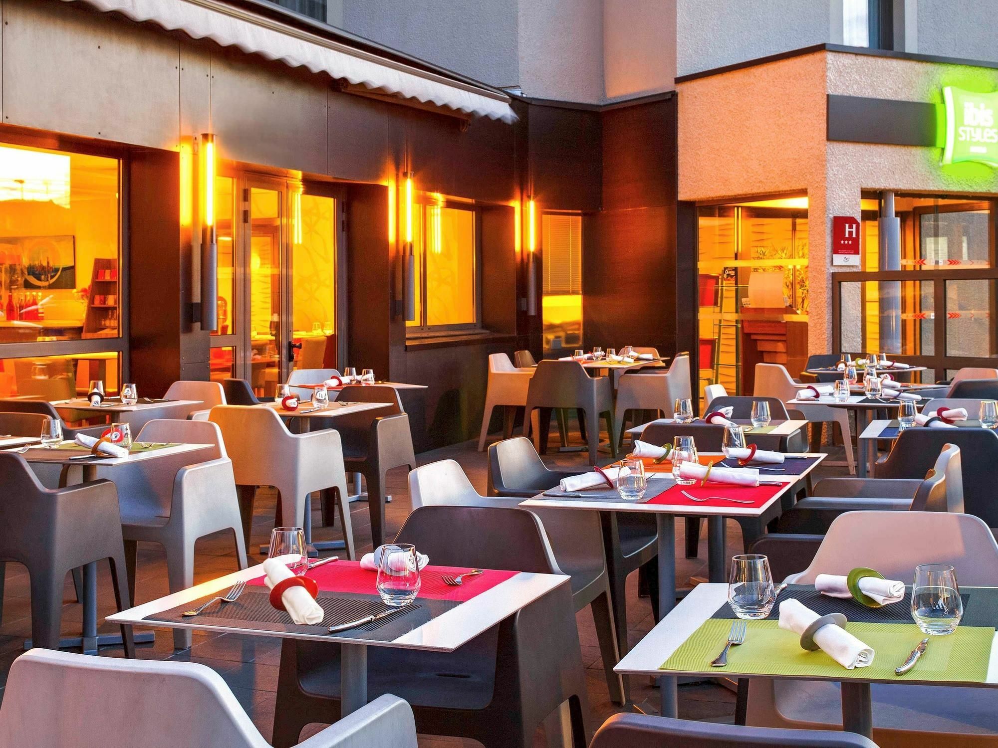 Отель Ibis Styles Clermont-Ferrand Aeroport Экстерьер фото